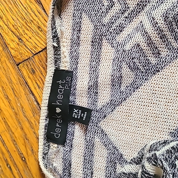 Derek Heart Plus tribal sweater throw - Picture 2 of 4